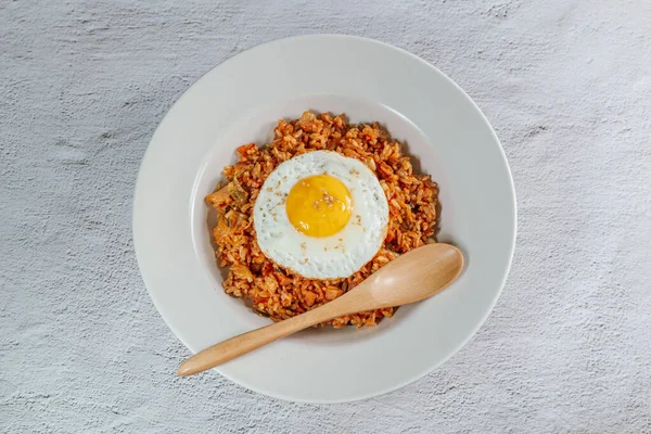 Κορεάτικο Φαγητό Kimchi Τηγανητό Ρύζι Πιάτο Τηγανητό Αυγό Λευκό Πιάτο — Φωτογραφία Αρχείου