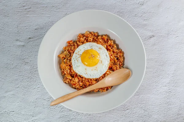 Comida Coreana Prato Arroz Frito Kimchi Com Ovo Frito Placa — Fotografia de Stock