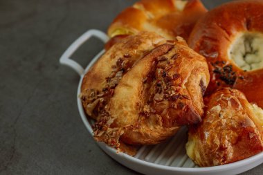 Gri tabakta lezzetli kahverengi ekmek atıştırmalıkları