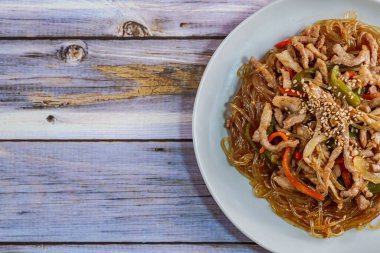 Kore usulü kızarmış cam erişte, domuz eti ve sebze.