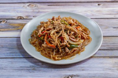 Kore usulü kızarmış cam erişte, domuz eti ve sebze.