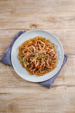 Kore usulü kızarmış cam erişte, domuz eti ve sebze.