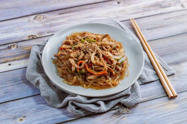 Kore usulü kızarmış cam erişte, domuz eti ve sebze.