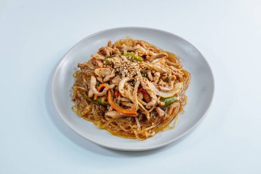 Kore usulü kızarmış cam erişte, domuz eti ve sebze.