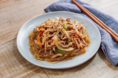 Kore usulü kızarmış cam erişte, domuz eti ve sebze.