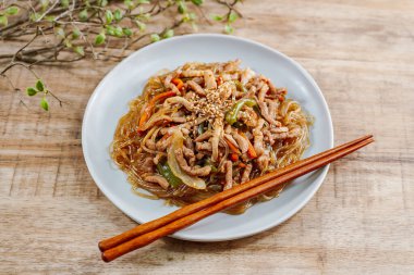 Kore usulü kızarmış cam erişte, domuz eti ve sebze.