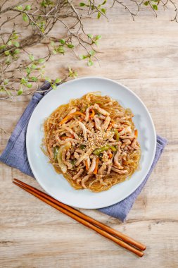 Kore usulü kızarmış cam erişte, domuz eti ve sebze.