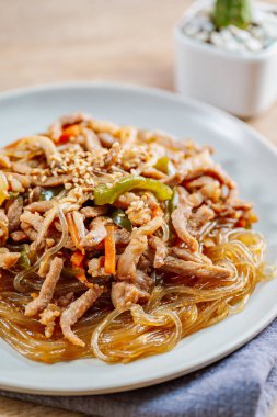 Kore usulü kızarmış cam erişte, domuz eti ve sebze.