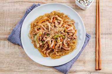 Kore usulü kızarmış cam erişte, domuz eti ve sebze.