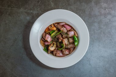 Beyaz tabakta biftek doğranmış.