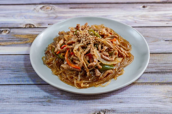 Kore usulü kızarmış cam erişte, domuz eti ve sebze.