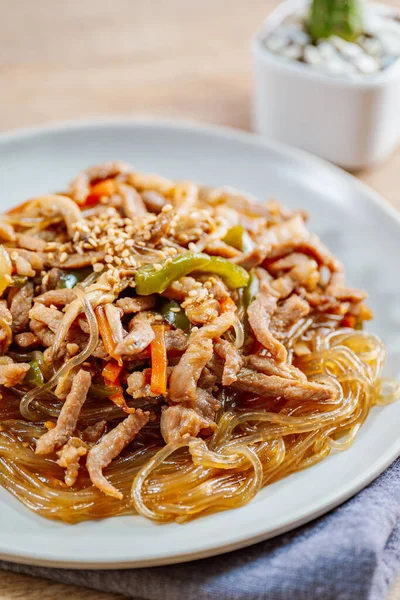 Kore usulü kızarmış cam erişte, domuz eti ve sebze.