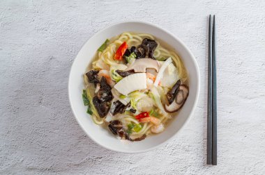 Kore usulü baharatlı beyaz şehriye çorbası ve deniz ürünleri jjamppong 'u.