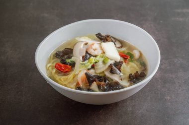 Kore usulü baharatlı beyaz şehriye çorbası ve deniz ürünleri jjamppong 'u.