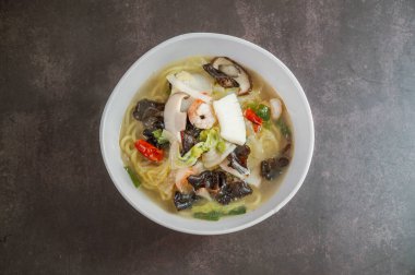 Kore usulü baharatlı beyaz şehriye çorbası ve deniz ürünleri jjamppong 'u.