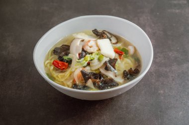 Kore usulü baharatlı beyaz şehriye çorbası ve deniz ürünleri jjamppong 'u.