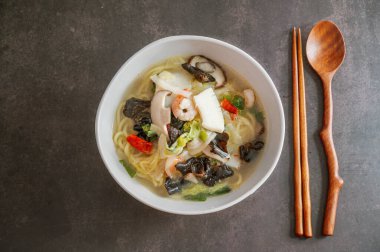 Kore usulü baharatlı beyaz şehriye çorbası ve deniz ürünleri jjamppong 'u.