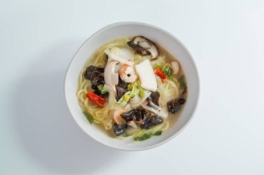 Kore usulü baharatlı beyaz şehriye çorbası ve deniz ürünleri jjamppong 'u.