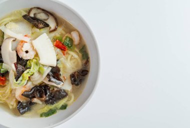 Kore usulü baharatlı beyaz şehriye çorbası ve deniz ürünleri jjamppong 'u.