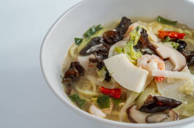 Kore usulü baharatlı beyaz şehriye çorbası ve deniz ürünleri jjamppong 'u.