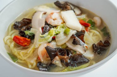 Kore usulü baharatlı beyaz şehriye çorbası ve deniz ürünleri jjamppong 'u.