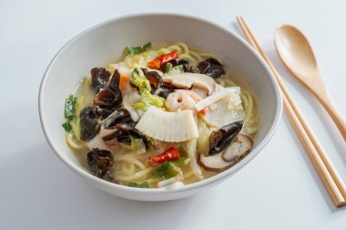 Kore usulü baharatlı beyaz şehriye çorbası ve deniz ürünleri jjamppong 'u.