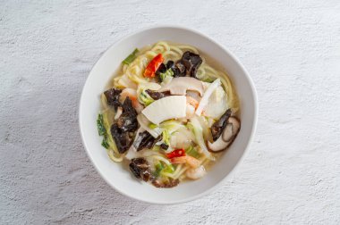 Kore usulü baharatlı beyaz şehriye çorbası ve deniz ürünleri jjamppong 'u.