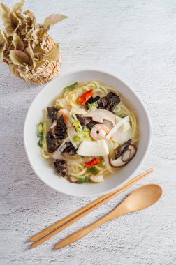 Kore usulü baharatlı beyaz şehriye çorbası ve deniz ürünleri jjamppong 'u.