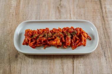 Kore usulü baharatlı tavuk ayağı, 'maeun dakbal'