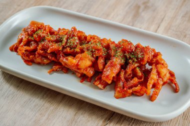 Kore usulü baharatlı tavuk ayağı, 'maeun dakbal'