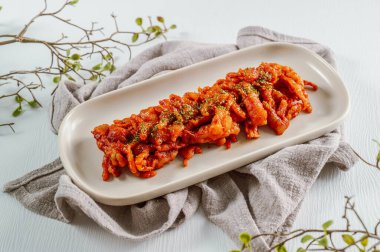 Kore usulü baharatlı tavuk ayağı, 'maeun dakbal'