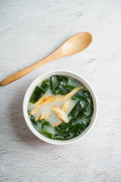 Kore usulü kurutulmuş yosun çorbası, 'hwangtae miyeok guk'