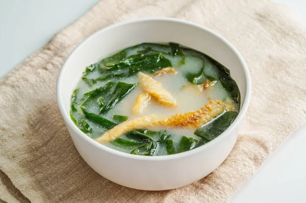 Kore usulü kurutulmuş yosun çorbası, 'hwangtae miyeok guk'