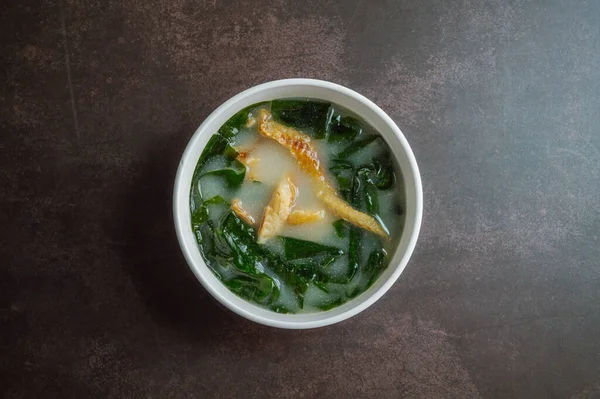 Kore usulü kurutulmuş yosun çorbası, 'hwangtae miyeok guk'