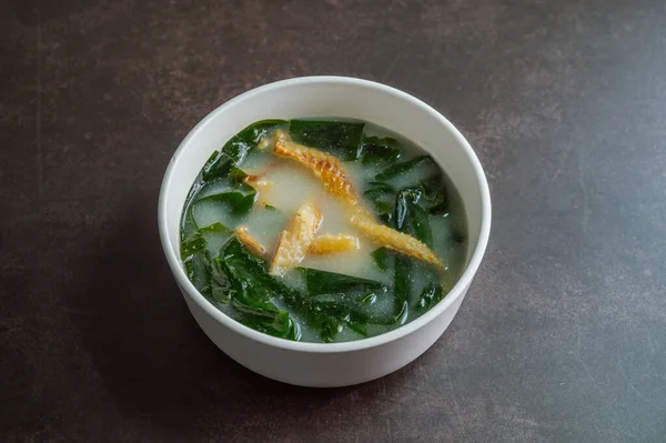 Kore usulü kurutulmuş yosun çorbası, 'hwangtae miyeok guk'