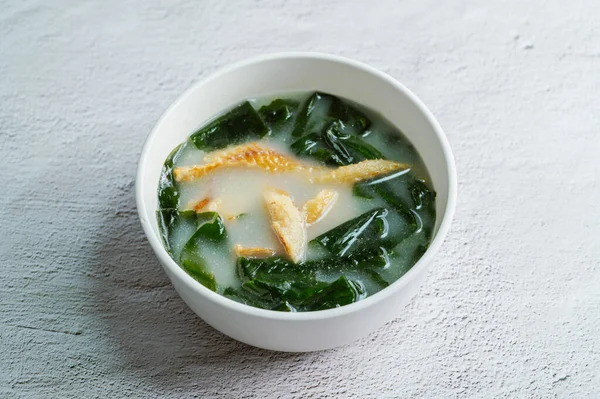 Kore usulü kurutulmuş yosun çorbası, 'hwangtae miyeok guk'