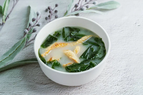 Kore usulü kurutulmuş yosun çorbası, 'hwangtae miyeok guk'