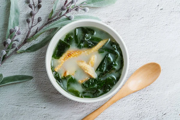 Kore usulü kurutulmuş yosun çorbası, 'hwangtae miyeok guk'