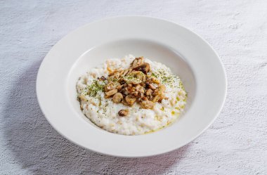 Beyaz bir kase mantarlı risotto