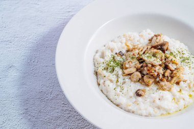 Beyaz bir kase mantarlı risotto
