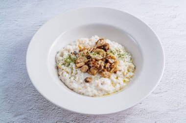 Beyaz bir kase mantarlı risotto