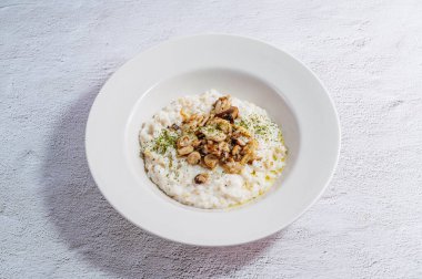 Beyaz bir kase mantarlı risotto