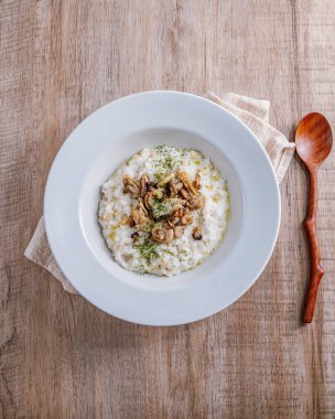 Beyaz bir kase mantarlı risotto