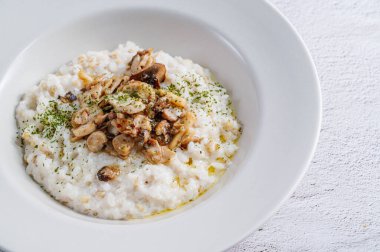 Beyaz bir kase mantarlı risotto