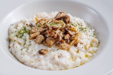 Beyaz bir kase mantarlı risotto