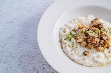 Beyaz bir kase mantarlı risotto