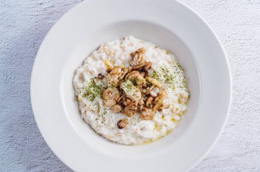 Beyaz bir kase mantarlı risotto