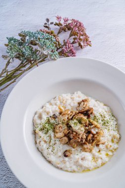 Beyaz bir kase mantarlı risotto