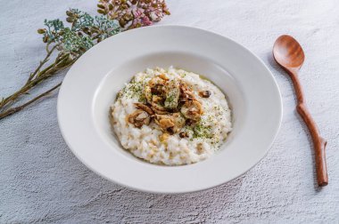 Beyaz bir kase mantarlı risotto