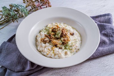 Beyaz bir kase mantarlı risotto